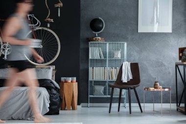 Siyah ve gri yatak odası