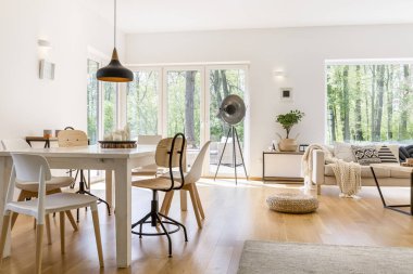 Salonda yemek alanı