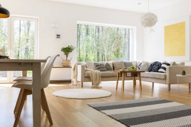 Beyaz ve ahşap dekor