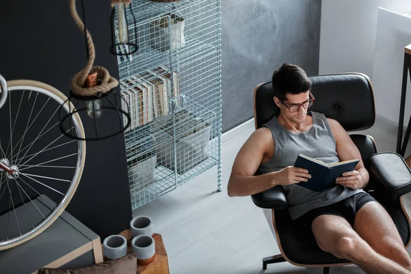 Hombre leyendo un libro —  Fotos de Stock