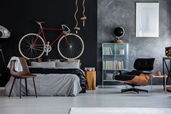 Schlafzimmer mit Fahrrad — Stockfoto