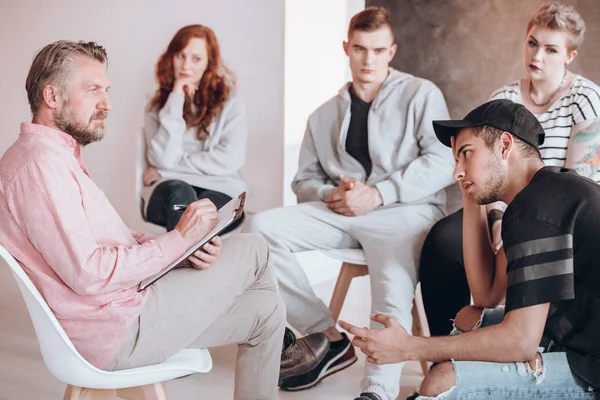 Terapeuta conversando com adolescente — Fotografia de Stock