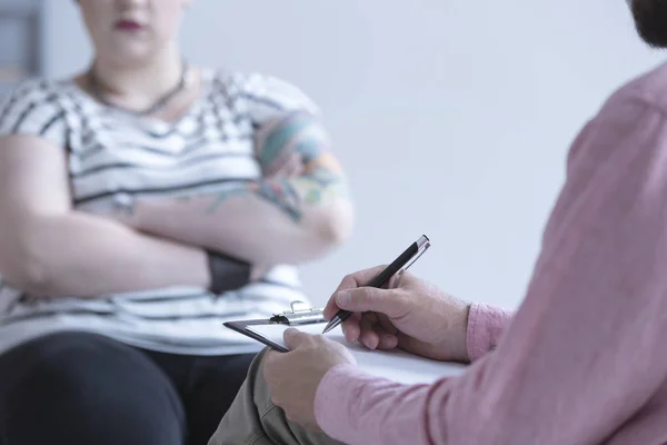 Counselor interviewing a girl — Stock Photo, Image