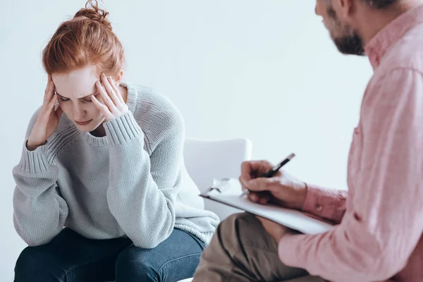 Kız düşüncelerini toplamaya çalışıyor