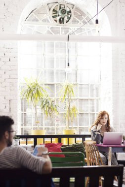 İç freelance çalışan kadın