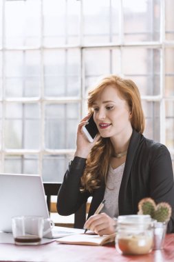 genç kadın telefonla konuşuyor