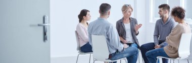İnsanlar depresyon grup terapisi sırasında