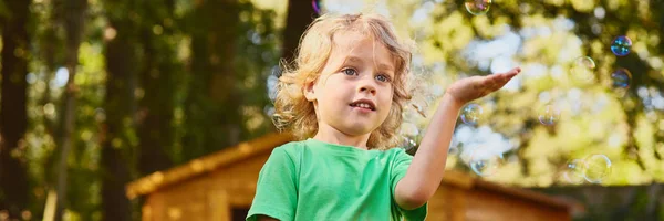 Liten pojke leker med såpbubblor — Stockfoto