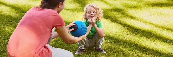 Junge spielt mit Frauen — Stockfoto