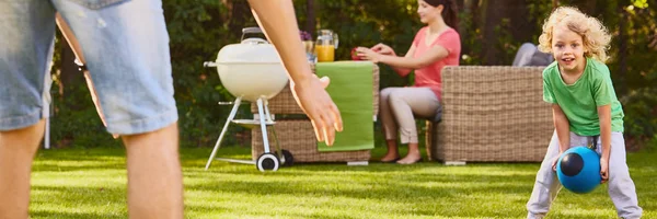 Familjen eftermiddag i trädgården — Stockfoto