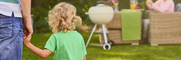 Jongen met krullend haar — Stockfoto