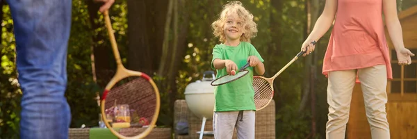 Badminton oynamaya aile — Stok fotoğraf