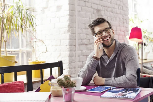 Junge Grafikdesignerin mit Telefon — Stockfoto