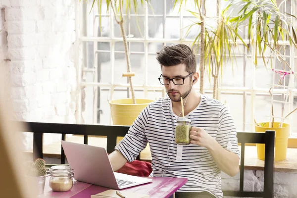 Hipster working as freelancer — Stock Photo, Image