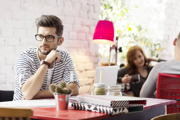 Freelancer con ordenador en oficina industrial — Foto de Stock