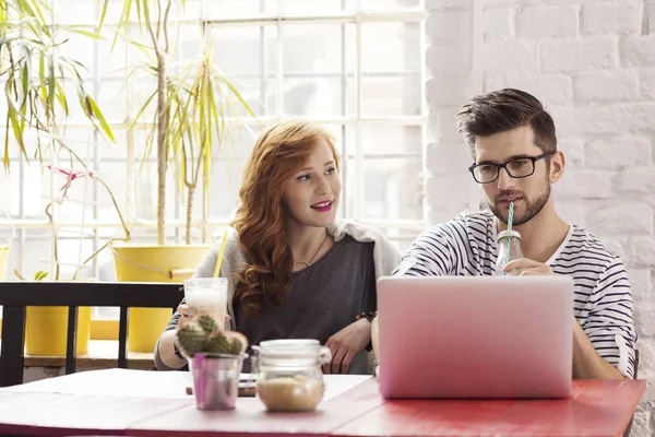 Pareja estudiando en la cafetería — Foto de Stock