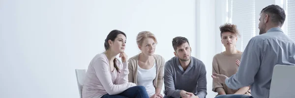 Man confiding problems in support group — Stock Photo, Image