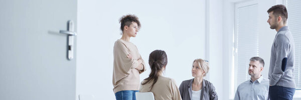 Молодая пара во время драматической терапии
 