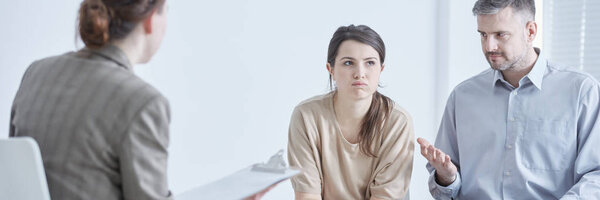 Несчастная пара консультирует семейные проблемы
 