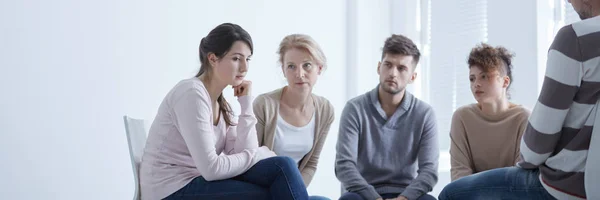 Steungroep luisteren naar lid — Stockfoto