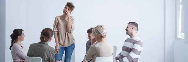 Kobieta płacze podczas terapii grupowej — Zdjęcie stockowe
