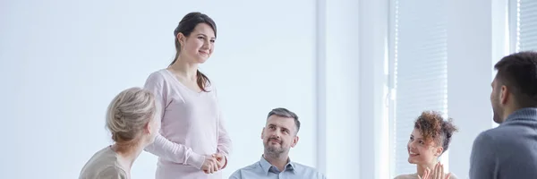 Mujer que tiene un gran avance en terapia de grupo — Foto de Stock