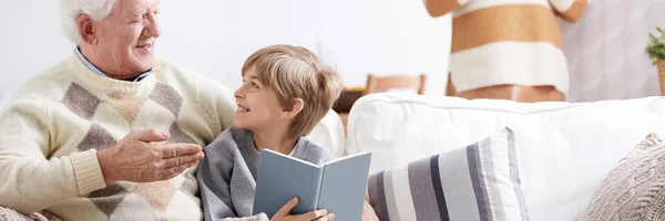 Abuelo y nieto hablando — Foto de Stock