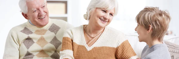 Abuelos hablando con su nieto — Foto de Stock