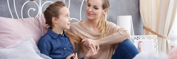 Menina conversando com a mãe — Fotografia de Stock