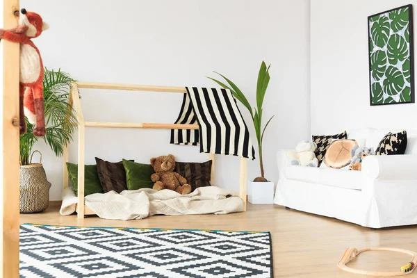 Letto in legno per bambini — Foto Stock