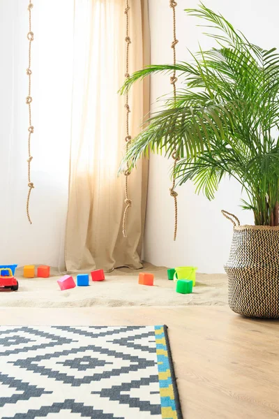 Gemusterter Teppich im Zimmer — Stockfoto