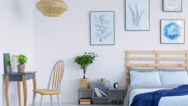 Modernite ve uyum içinde yatak odası — Stok video