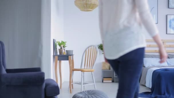 Chambre simple et confortable — Video