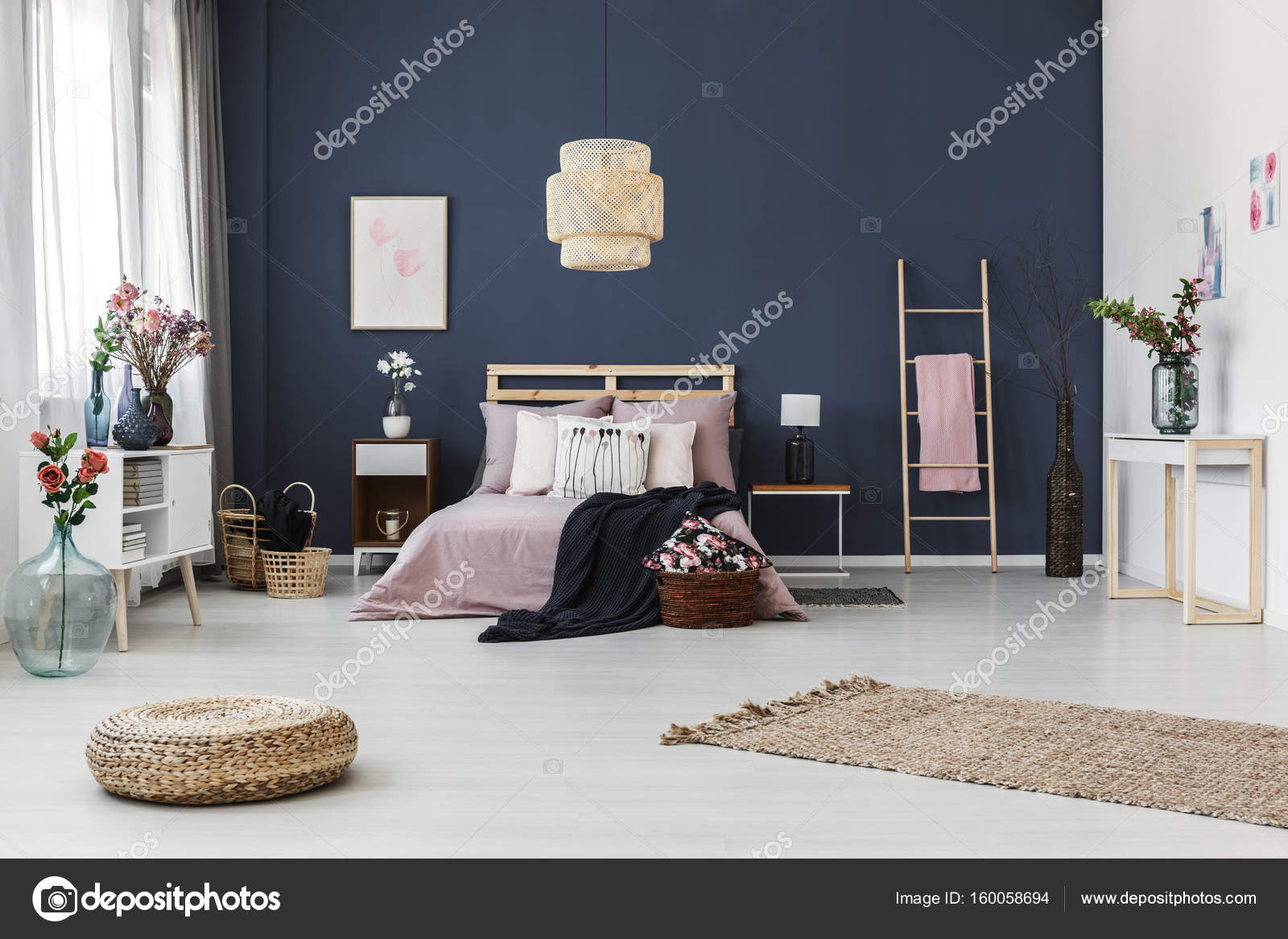 Donker blauwe muur in de slaapkamer u stockfoto
