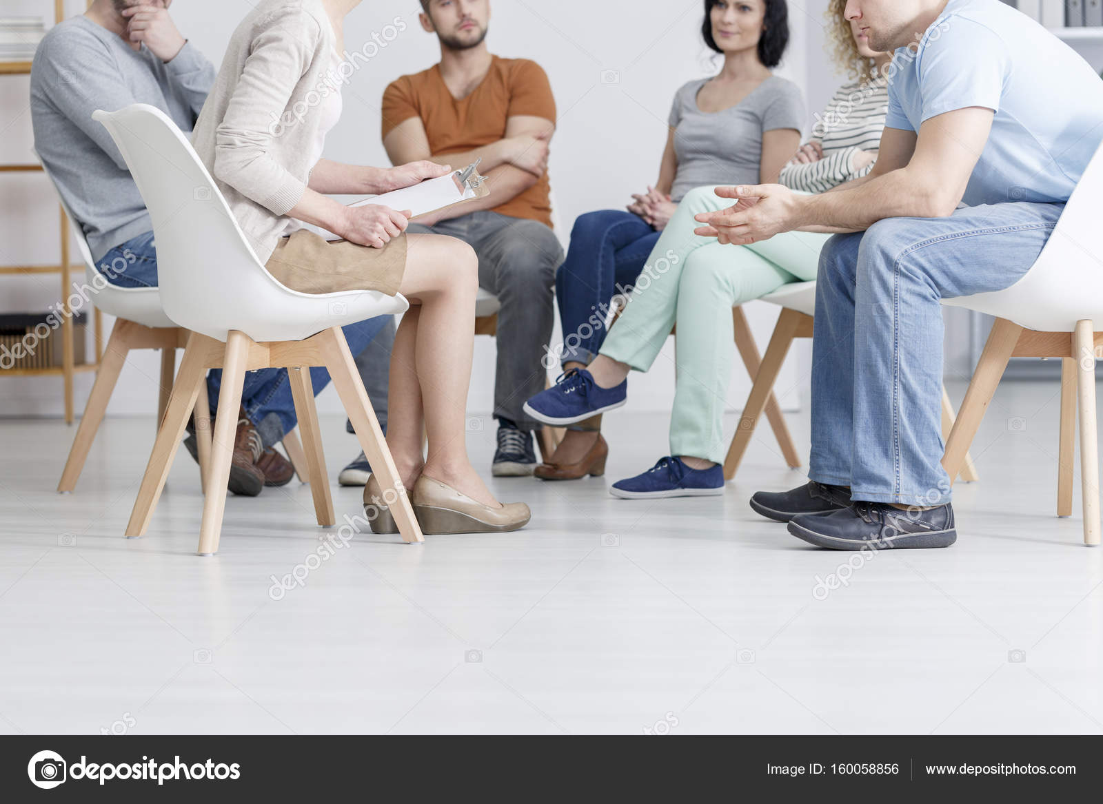 как часто люди сидят. группа психотерапия. люди сидят друг напротив друга. как часто люди сидят. дед на лестнице.