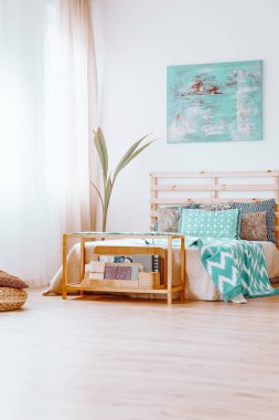 Yatağın yanında pencere