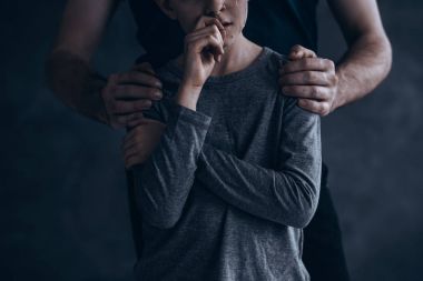 İstismar çocuk ağlıyor