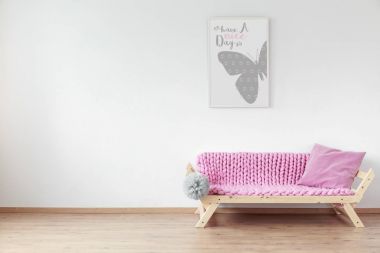 Kanepenin üzerinde poster