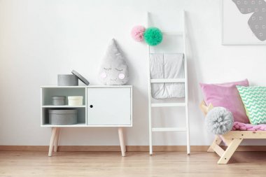 Merdiven kabarık topları ile