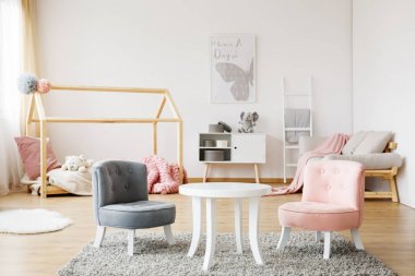 Gri ve pembe sandalye