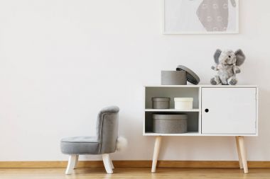 Küçük gri sandalye