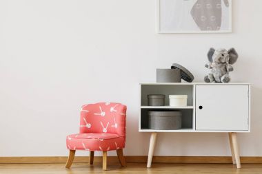 Tavşan desenli kırmızı sandalye