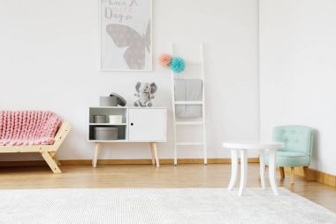 Pink, kanepe ve sandalye nane