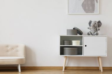 Beyaz küçük kanepe