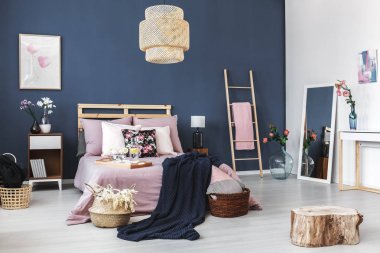 Yatağın yanındaki iki sepet