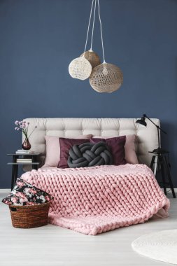 Yatakta düğümlü yastık