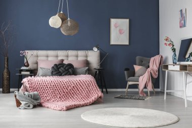 Köşedeki gri tekli