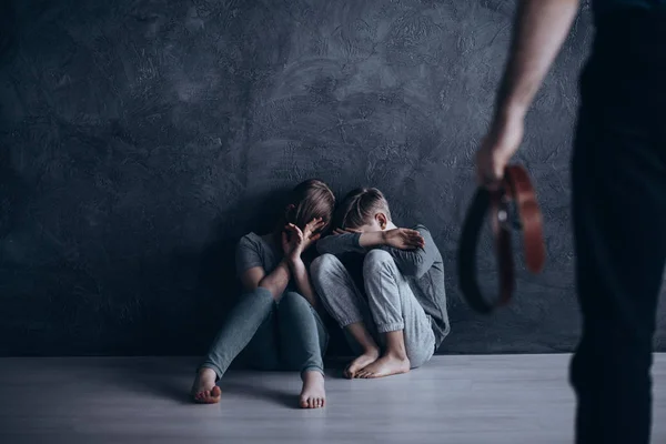 Padre che tiene la cintura — Foto Stock