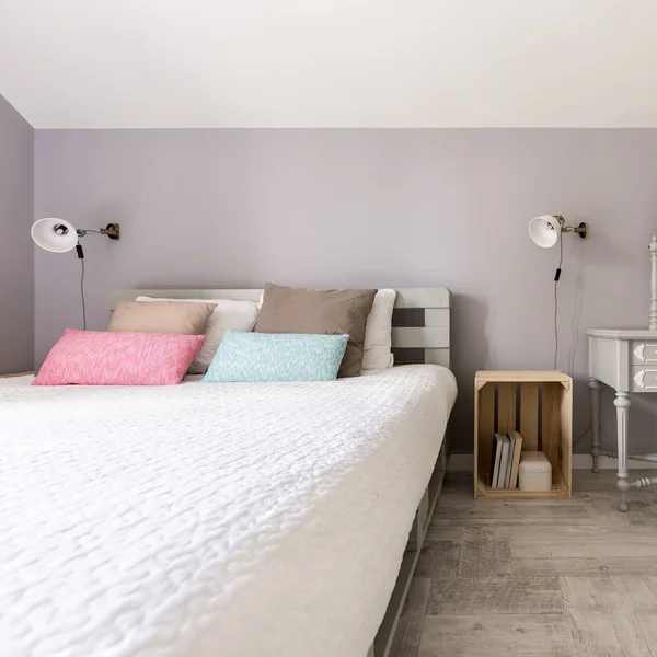 Dormitorio moderno con cama de palete — Foto de Stock