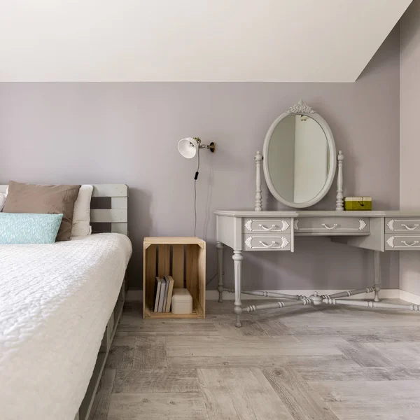 Modernes Schlafzimmer mit stilvollem Ankleidezimmer — Stockfoto
